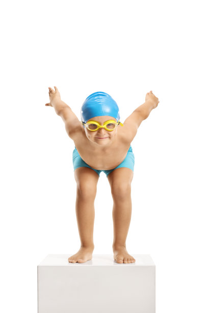 戴着帽子戴着眼镜的小男孩正在准备跳跃和游泳图片下载