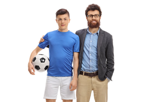 十几岁的足球运动员和他的父亲摆姿势图片下载