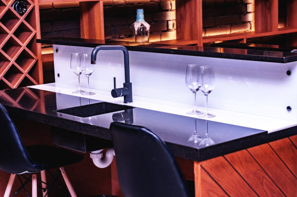 侍酒师,cavist。在学校接受侍酒师培训。葡萄酒学校。品酒。有色。图片下载