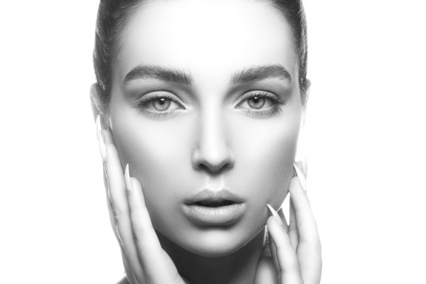 特写美女脸，工作室肖像年轻的白人迷人的漂亮的年轻女子。黑色和白色图片下载