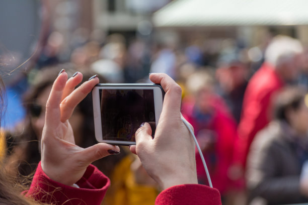 她和一群游客合影留念图片下载