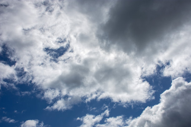 令人惊叹的积云和阳光在晴朗的蓝天背景，春天的时间。积云。图片下载