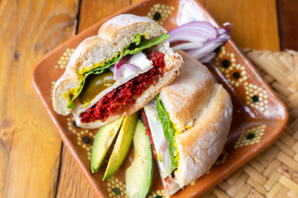 墨西哥食物。香肠三明治“蛋糕”图片下载