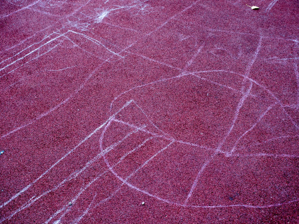 红色操场上的柏油路上留下了粉笔的痕迹图片下载
