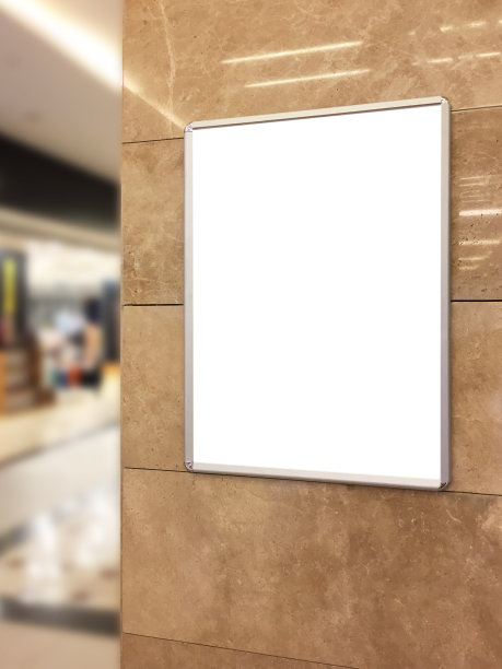 (剪报路径)空的广告或信息板挂在墙上与散焦的商店背景图片下载