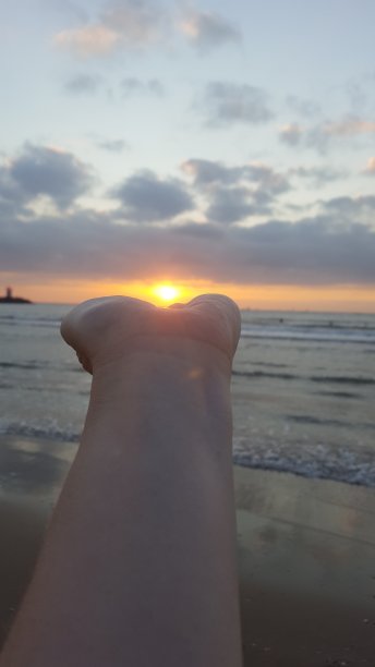 手上的太阳图片下载