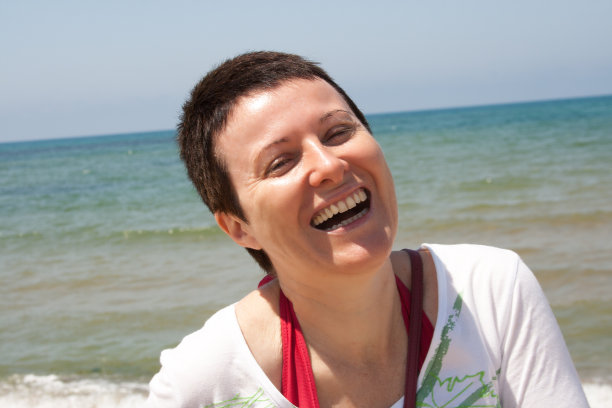 意大利:买水果的时髦女人图片下载