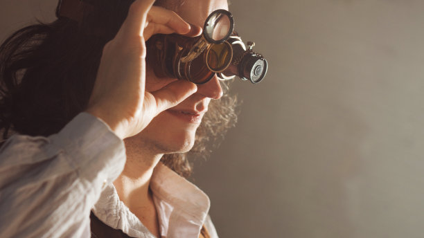 复古风格的研究员机械单片眼镜与大量的镜头看的东西图片下载