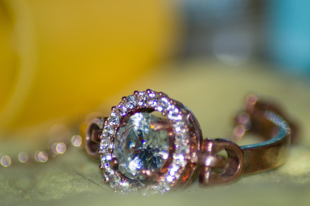 微距拍摄一枚旧婚戒图片下载