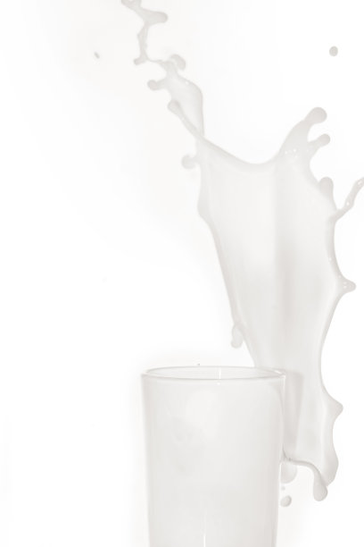 白色背景上有牛奶的玻璃杯图片下载