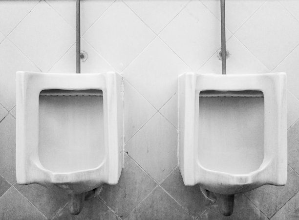 户外男浴室的老式小便池。图片下载