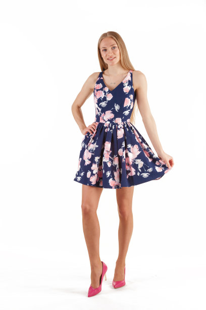 美丽的年轻金发女人穿着深蓝色的衣服孤立在白色的背景图片下载