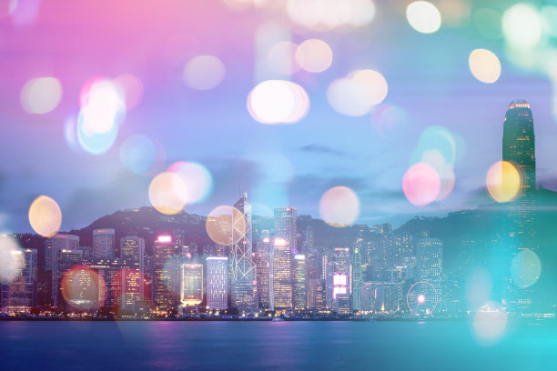 抽象的以城市为背景的彩色圆形散景。双重曝光图片下载