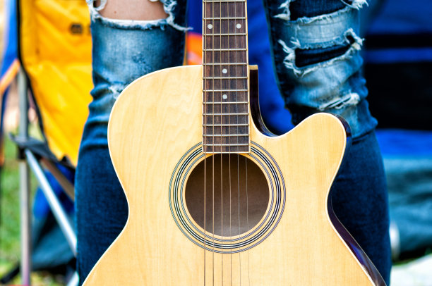 野营时女人的牛仔裤和吉他图片下载