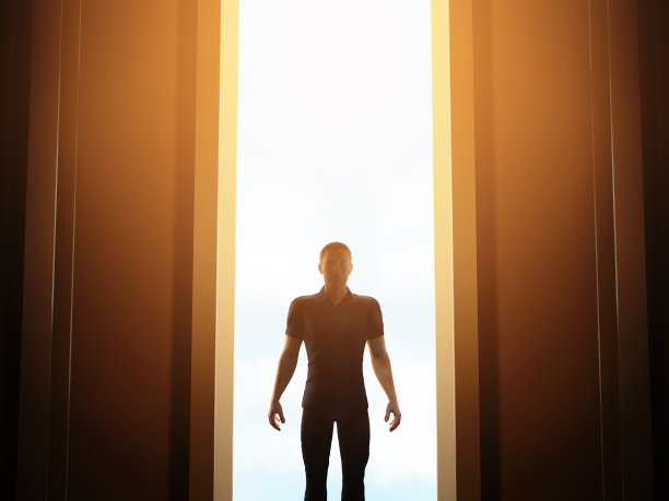 一个男人站在神秘的敞开的门前图片下载