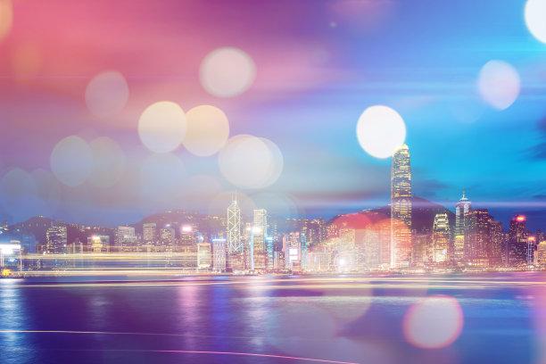 抽象的以城市为背景的彩色圆形散景。双重曝光图片下载