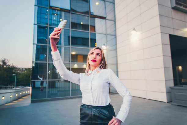 年轻女商人在自拍图片下载