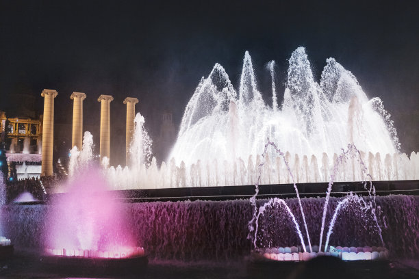 在巴塞罗那西班牙广场附近的魔术蒙尤伊克喷泉灯光表演图片下载