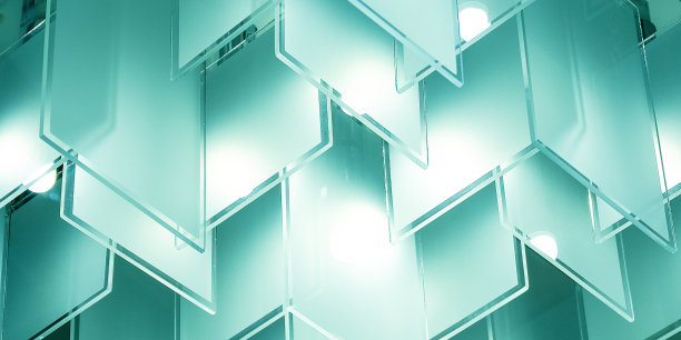 镜子悬挂，装饰和反射。摘要玻璃背景。纹理。抽象的白色几何六边形背景。垃圾表面，3d渲染图片下载