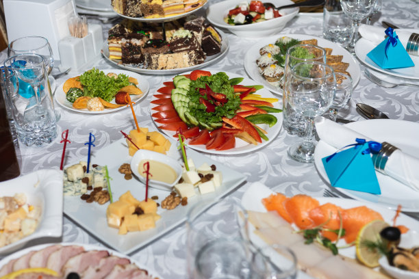 婚宴餐桌上备有不同口味的小吃图片下载