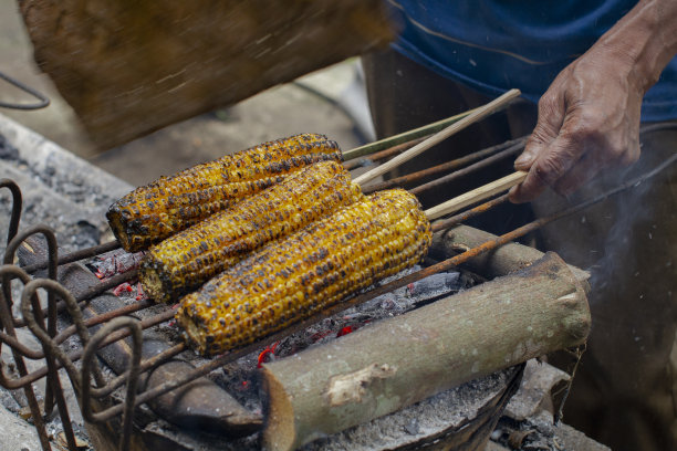 美味的传统玉米烧烤图片下载
