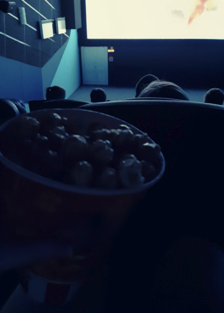 电影，娱乐，休闲和人的概念-夫妇看电影在影院背后图片下载