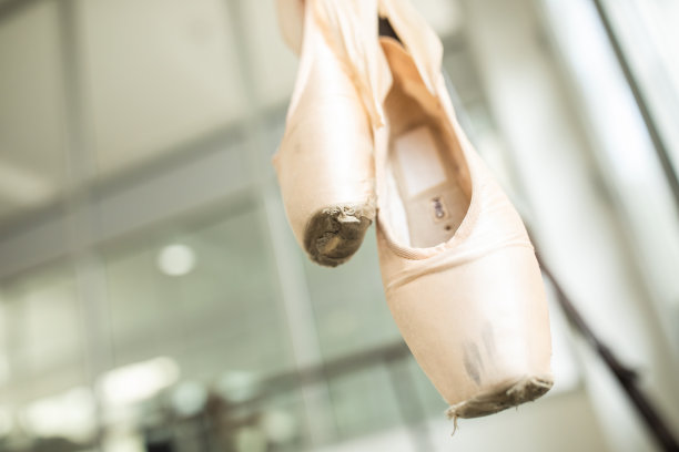 挂在杠上的一双缎芭蕾舞鞋图片下载