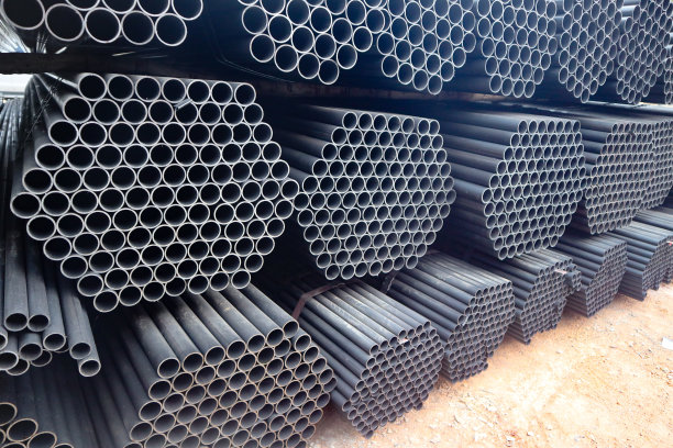 金属和铝管堆在货仓内运往工厂图片下载