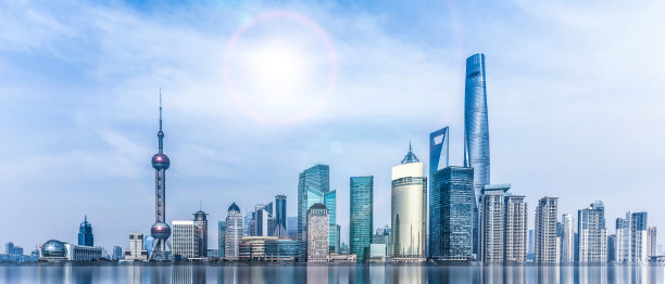 上海浦东新区陆家嘴天际线，中国的经济中心。现代城市背景图。图片下载