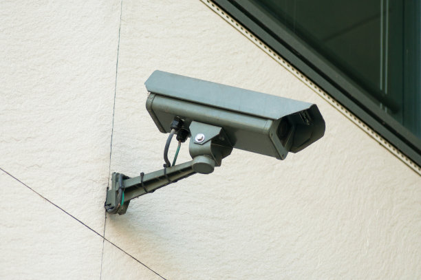现代建筑上的灰色安全摄像头图片下载