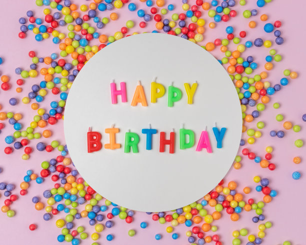 庆祝背景与彩色纸屑。最小的概念。图片下载