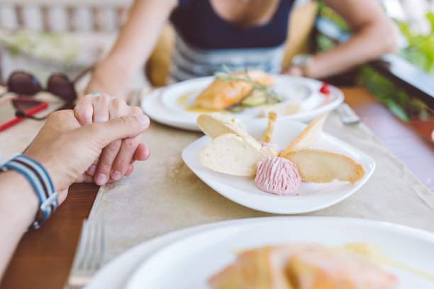 美食大餐上的情侣图片下载