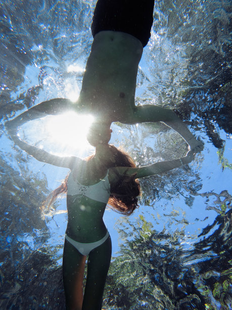 水下快乐微笑的夫妇图片下载