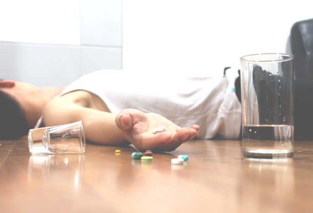 布拉德在卧室里时髦地拿着过量服用安眠药。健康的概念。图片下载