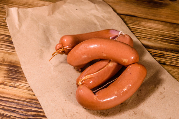 棕色包装纸上一堆香肠图片下载