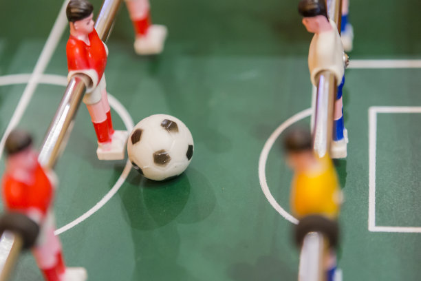 迷你足球桌的玩和乐趣的孩子。图片下载