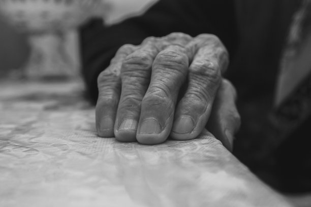 老妇人的手库存照片图片下载