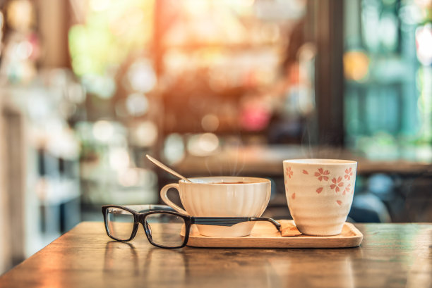 咖啡馆木桌上的热咖啡玻璃杯。的语气图片下载