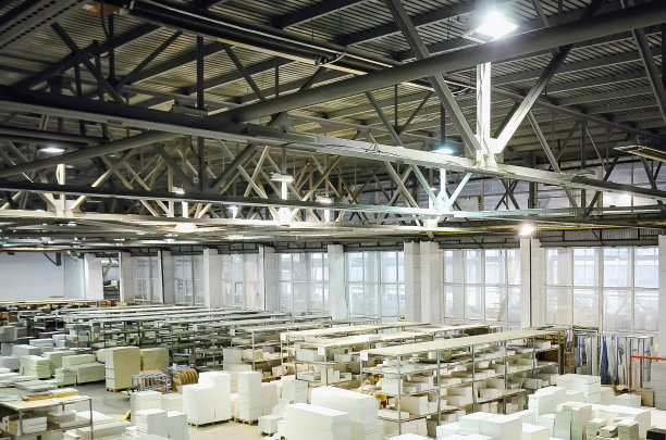 用于支持家具制造商的刨花板或刨花板材料仓库。生产的房间。图片下载