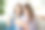 特写照片美丽的她她的女士们伙伴伙伴们的笑声电话手手臂显示屏幕时髦的笑话图片穿着休闲牛仔裤粗斜纹棉布格子衬衫公寓坐在沙发室内图片下载