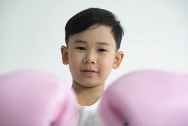 孩子们在打斗的概念，拳击的男孩图片下载