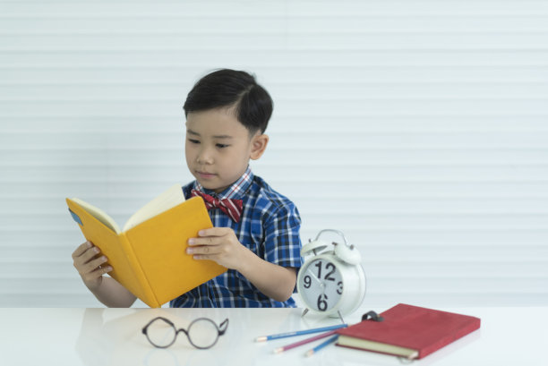 孩子读的是学校的书，教育的理念图片下载