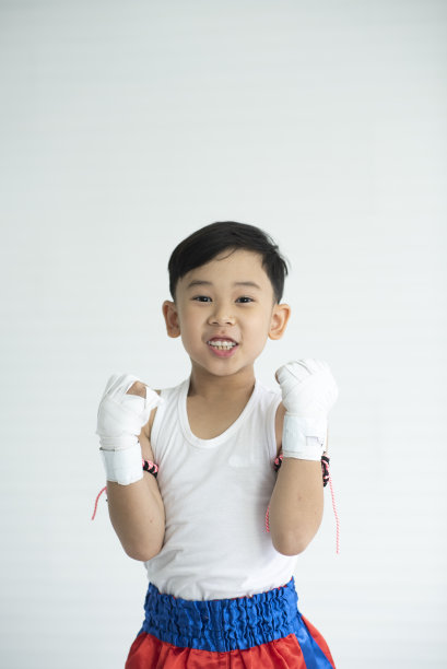 孩子们在打斗的概念，拳击的男孩图片下载