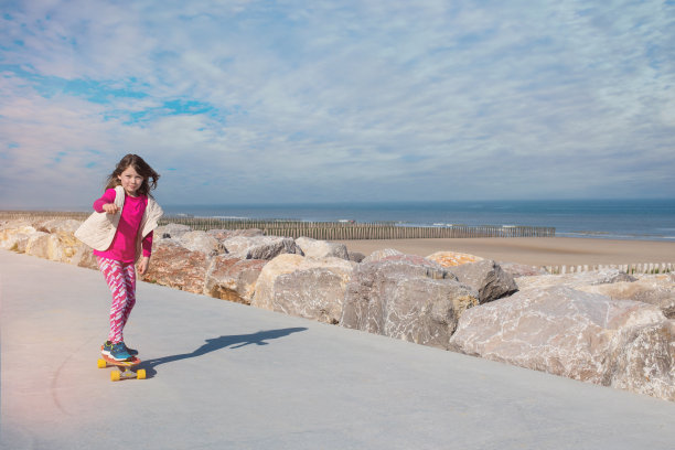 玩滑板的漂亮女孩图片下载