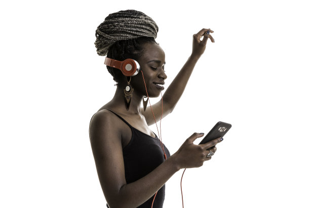 非洲裔年轻女子听着孤立的白色背景音乐图片下载