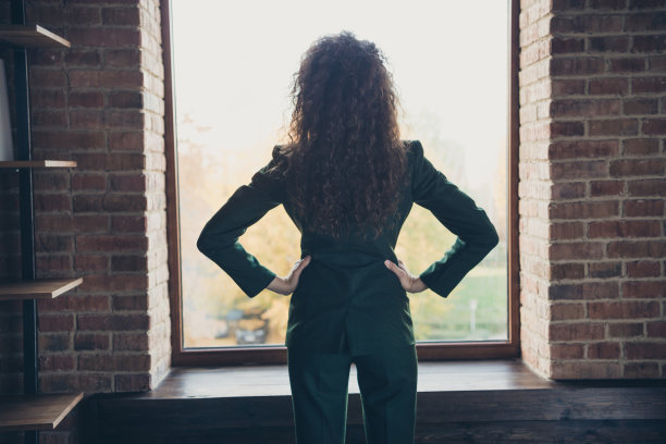 背后，背面，背后，视图天才企业家准备开发公司的照片，看窗户，放手，手掌，腰穿着现代运动夹克裤子在工业图片下载