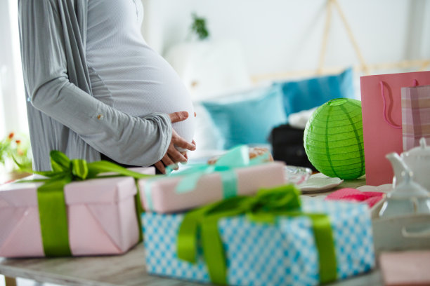孕妇和婴儿送礼会的礼物图片下载