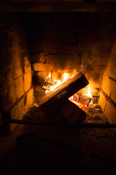 图片燃烧在壁炉为图形和网页设计，为网站或移动应用程序。图片下载