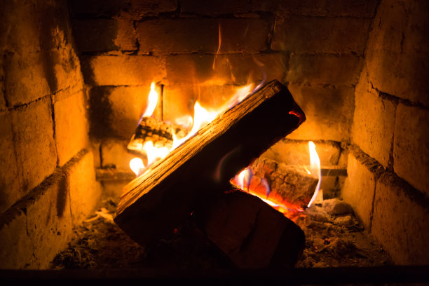 图片燃烧在壁炉为图形和网页设计，为网站或移动应用程序。图片下载