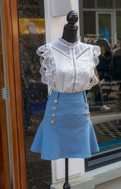 镶边人体模型与蕾丝上衣和浅蓝色双扣裙图片下载